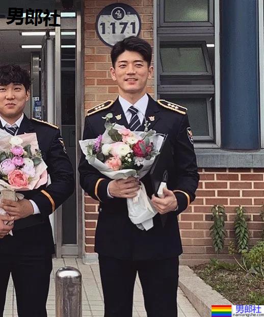 年历腱子肉天菜警装小哥走红，网友：虎狼之词已经控制不住了！ - 51虹马