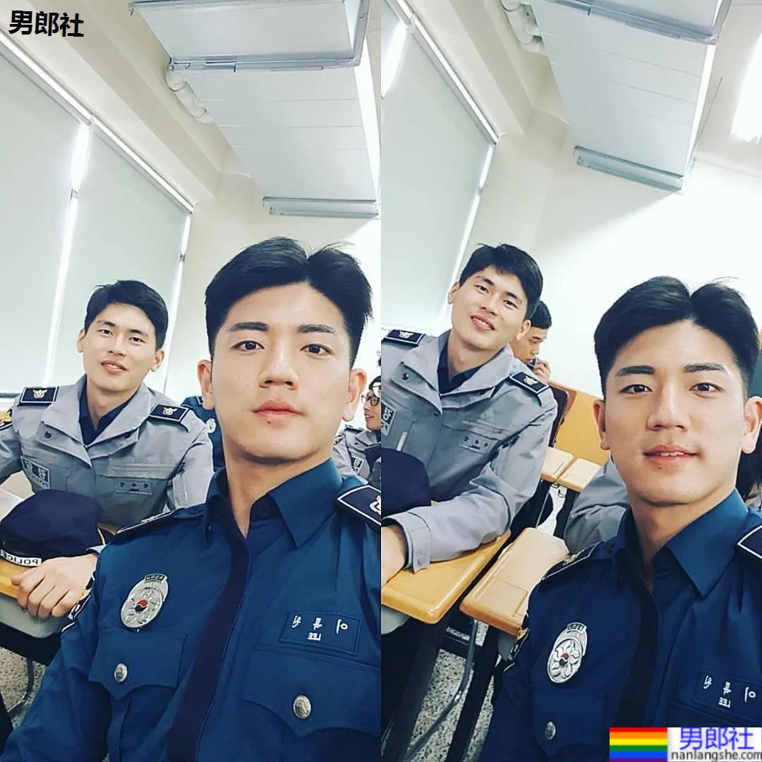 年历腱子肉天菜警装小哥走红，网友：虎狼之词已经控制不住了！ - 51虹马