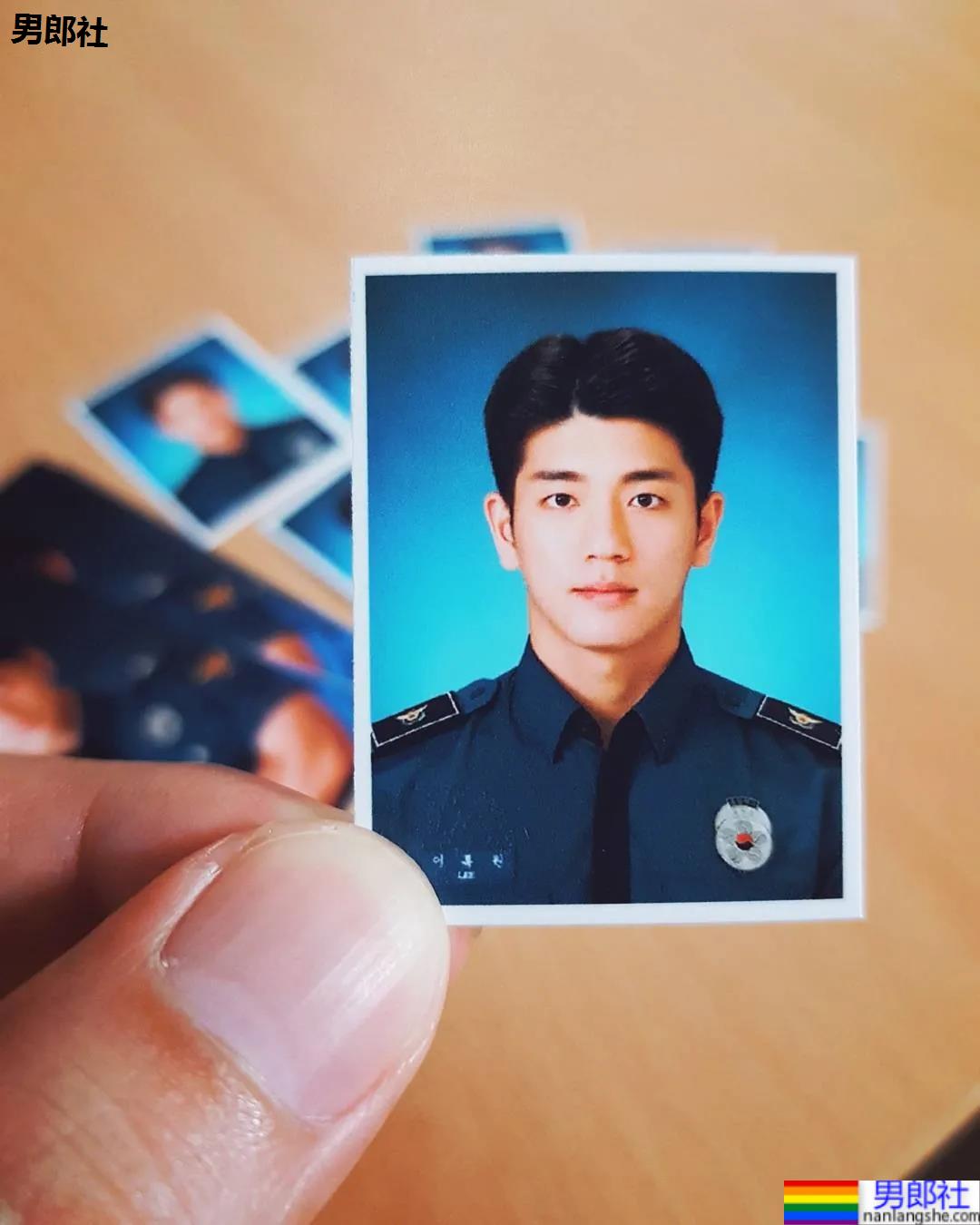 年历腱子肉天菜警装小哥走红，网友：虎狼之词已经控制不住了！ - 51虹马