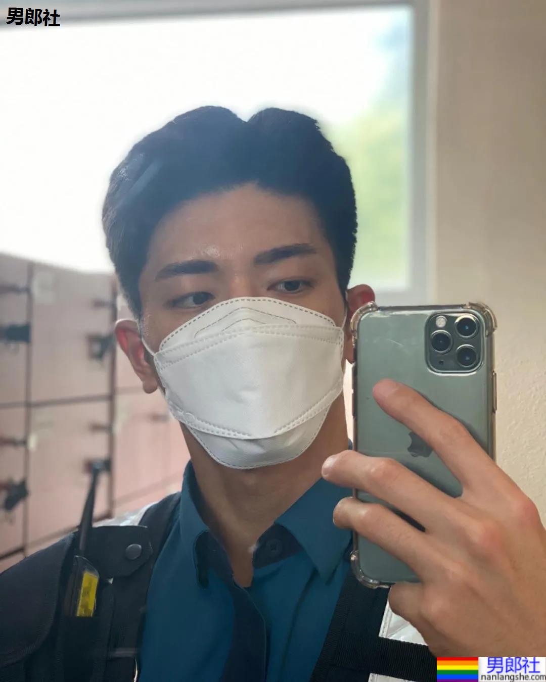 年历腱子肉天菜警装小哥走红，网友：虎狼之词已经控制不住了！ - 51虹马