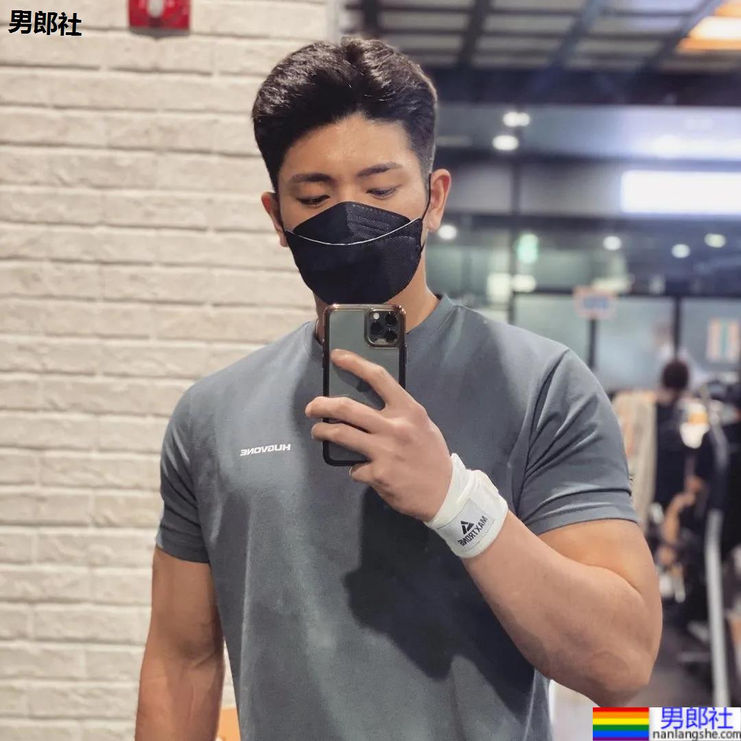 年历腱子肉天菜警装小哥走红，网友：虎狼之词已经控制不住了！ - 51虹马