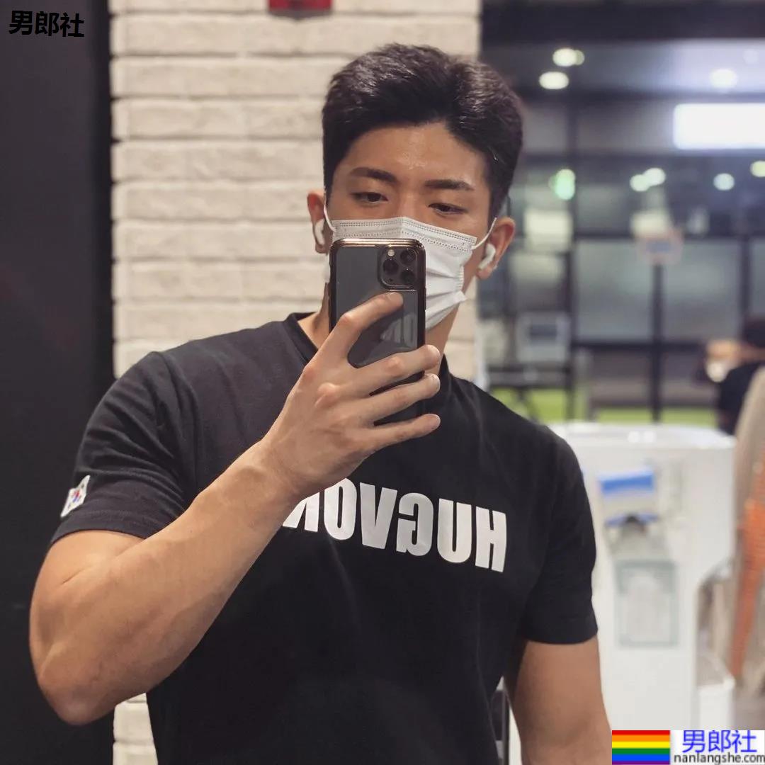 年历腱子肉天菜警装小哥走红，网友：虎狼之词已经控制不住了！ - 51虹马