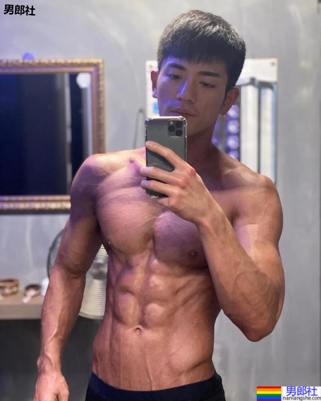 年历腱子肉天菜警装小哥走红，网友：虎狼之词已经控制不住了！ - 51虹马