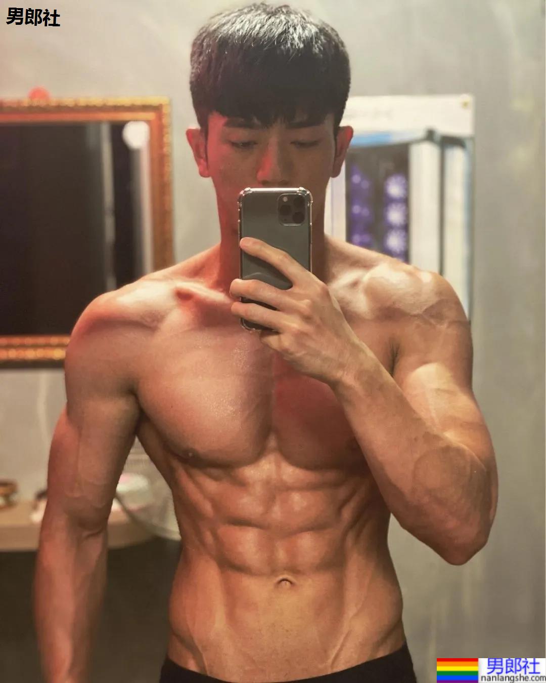 年历腱子肉天菜警装小哥走红，网友：虎狼之词已经控制不住了！ - 51虹马