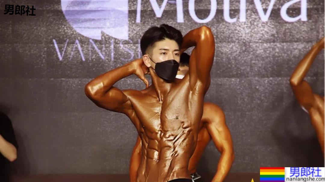 年历腱子肉天菜警装小哥走红，网友：虎狼之词已经控制不住了！ - 51虹马