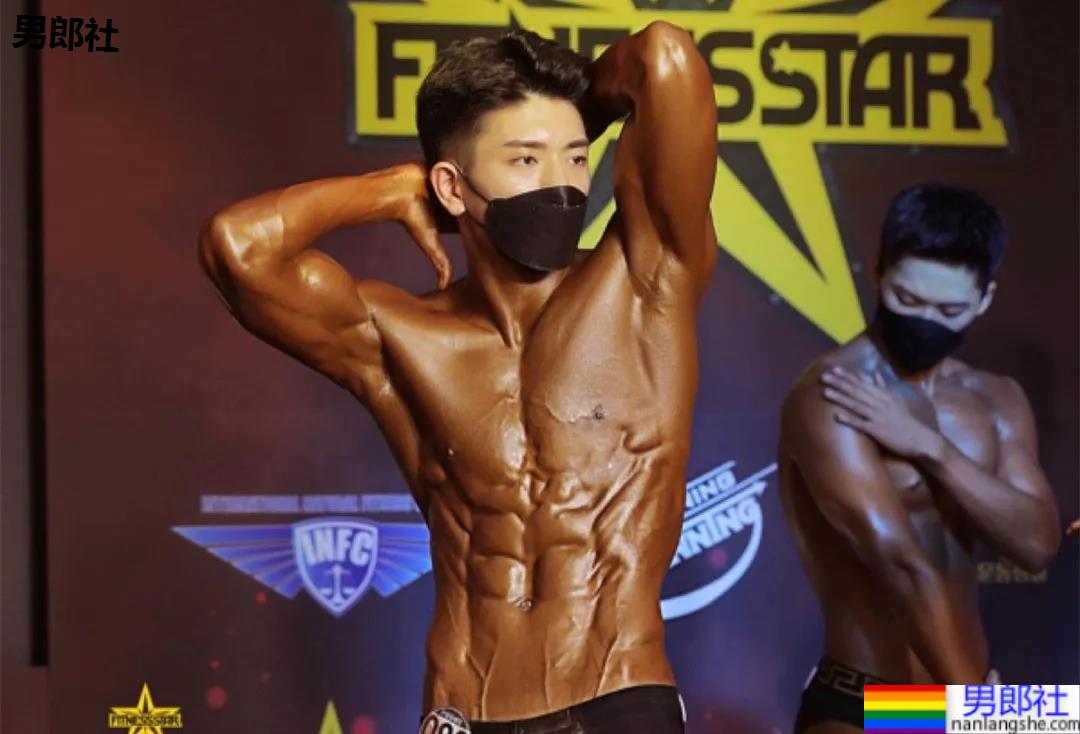 年历腱子肉天菜警装小哥走红，网友：虎狼之词已经控制不住了！ - 51虹马