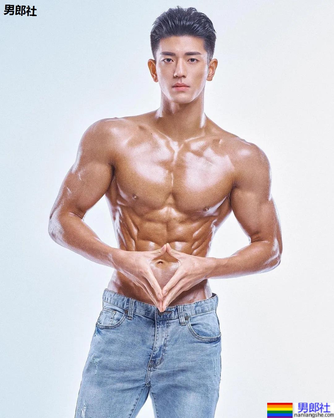 年历腱子肉天菜警装小哥走红，网友：虎狼之词已经控制不住了！ - 51虹马