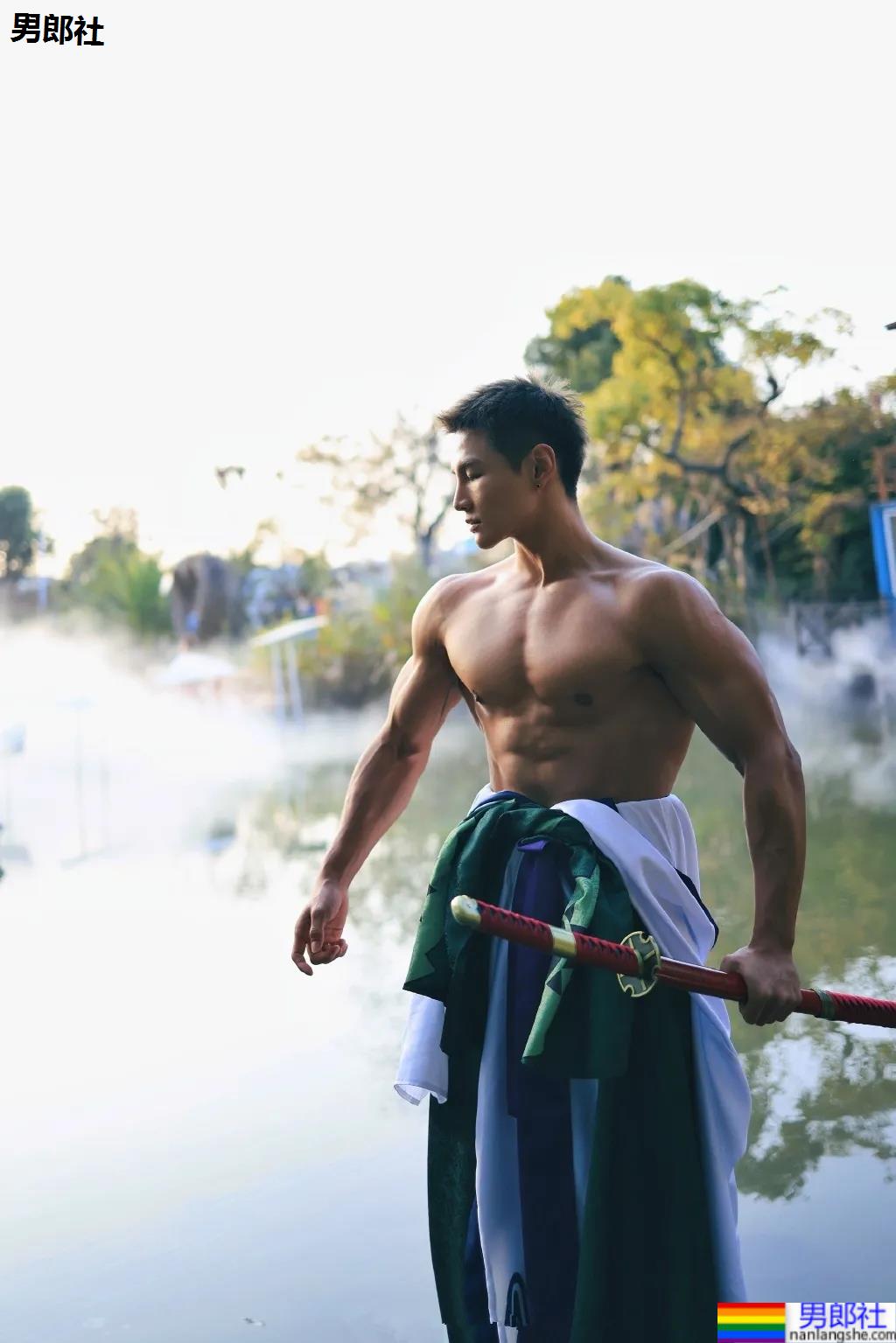 极品身材健身私教COS索隆，网友们都不淡定了！ - 51虹马