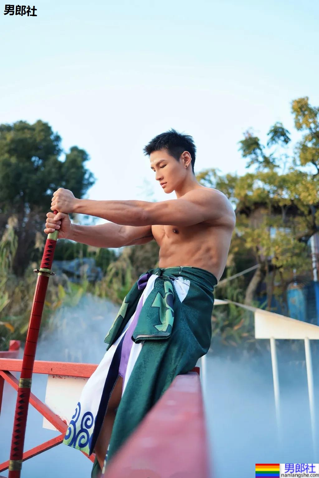 极品身材健身私教COS索隆，网友们都不淡定了！ - 51虹马