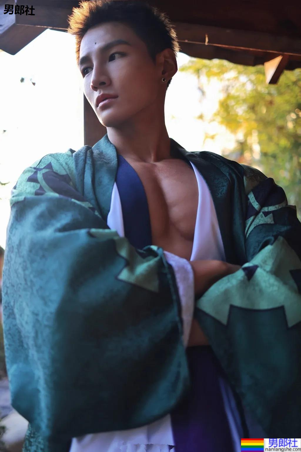 极品身材健身私教COS索隆，网友们都不淡定了！ - 51虹马