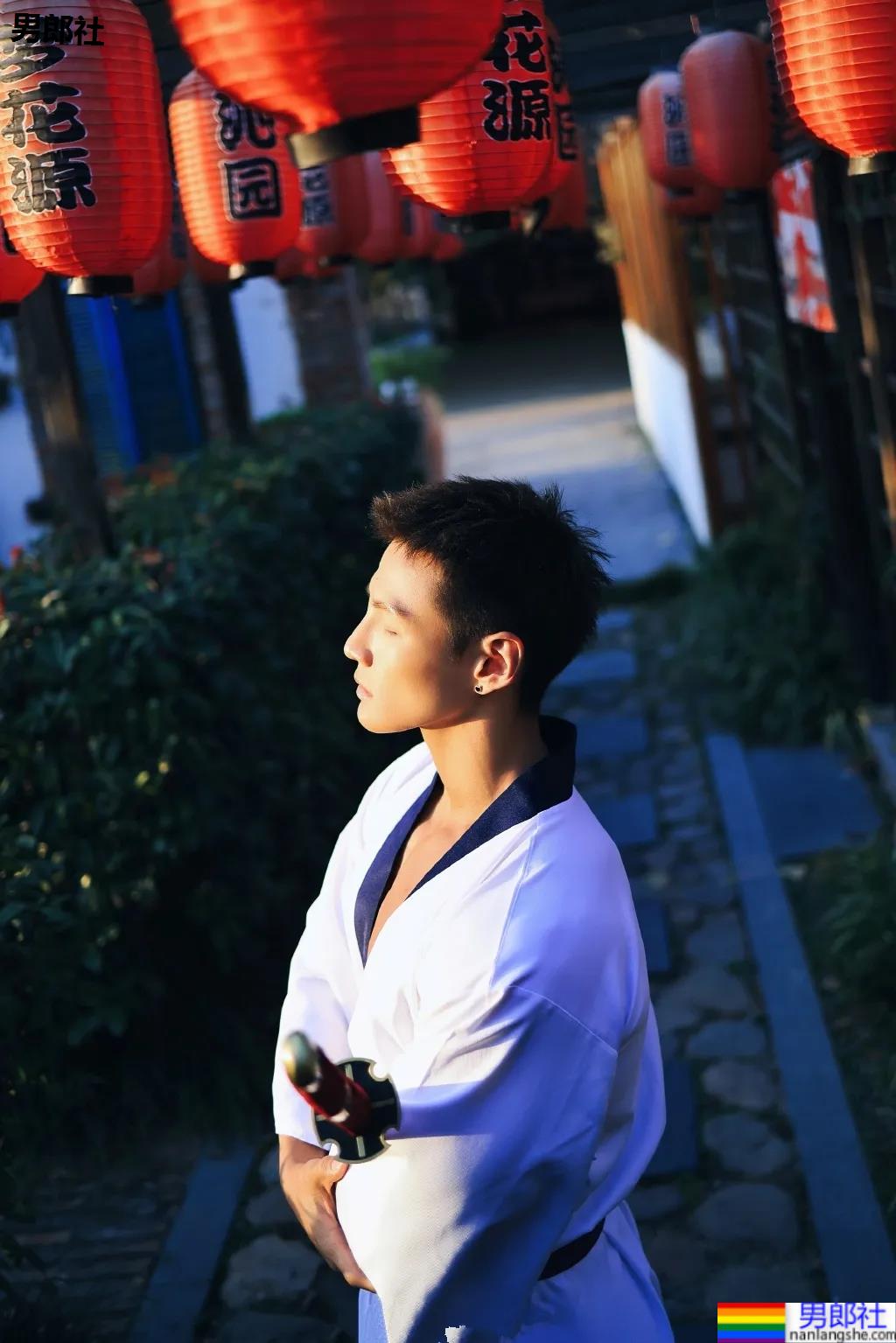 极品身材健身私教COS索隆，网友们都不淡定了！ - 51虹马