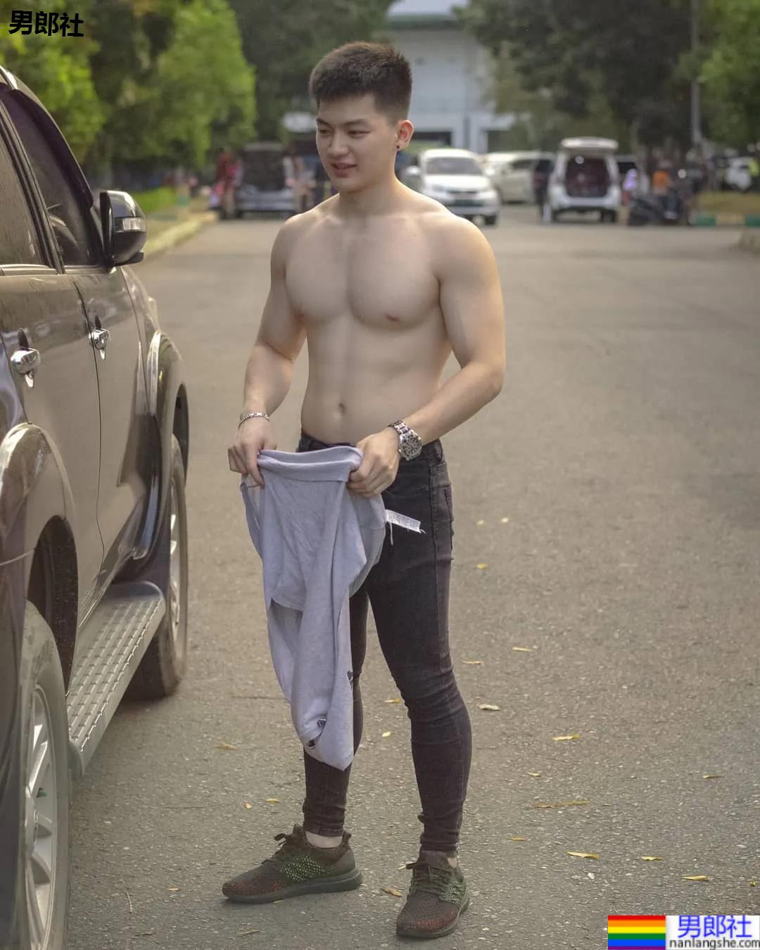 牛奶肌寸头小奶狗换衣被抓拍走红！如今这身材90％的网友都说可！-51虹马