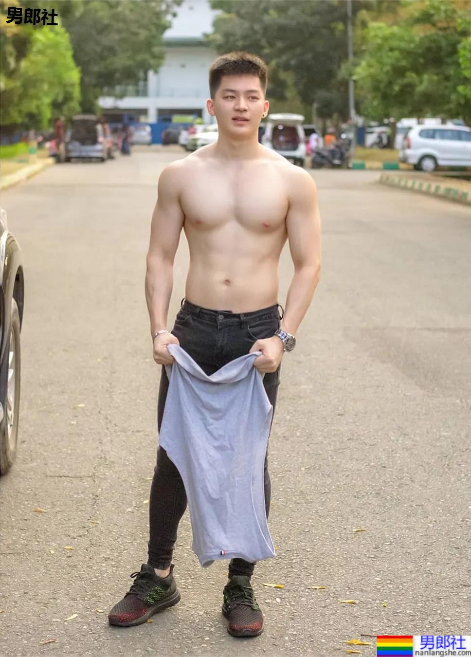 牛奶肌寸头小奶狗换衣被抓拍走红！如今这身材90％的网友都说可！ - 51虹马