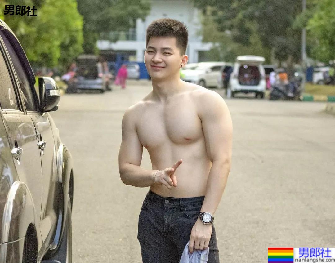 牛奶肌寸头小奶狗换衣被抓拍走红！如今这身材90％的网友都说可！ - 51虹马