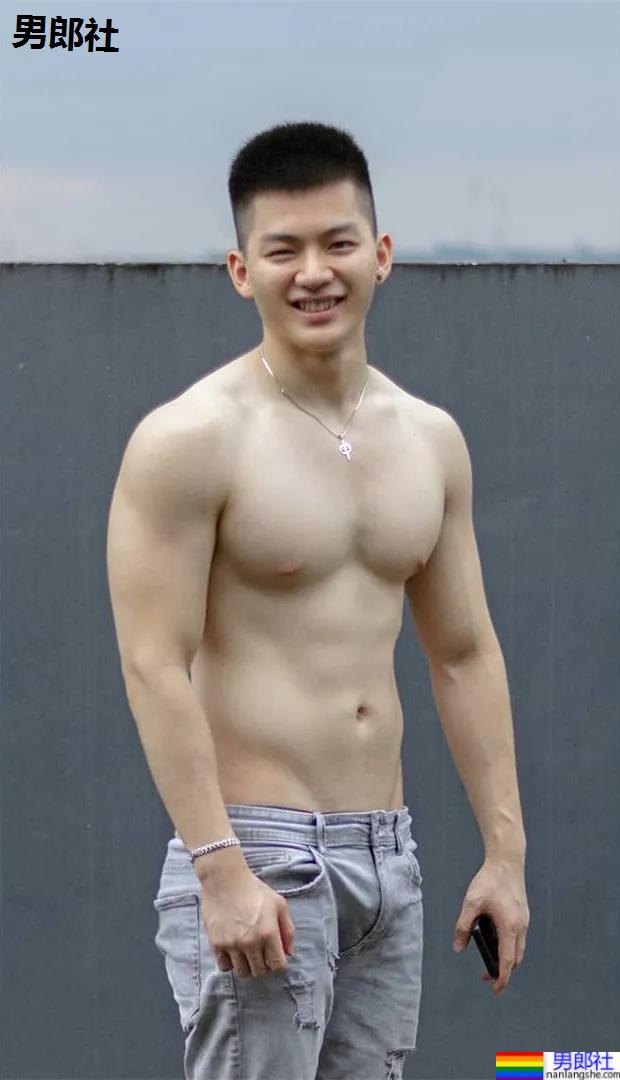 牛奶肌寸头小奶狗换衣被抓拍走红！如今这身材90％的网友都说可！ - 51虹马