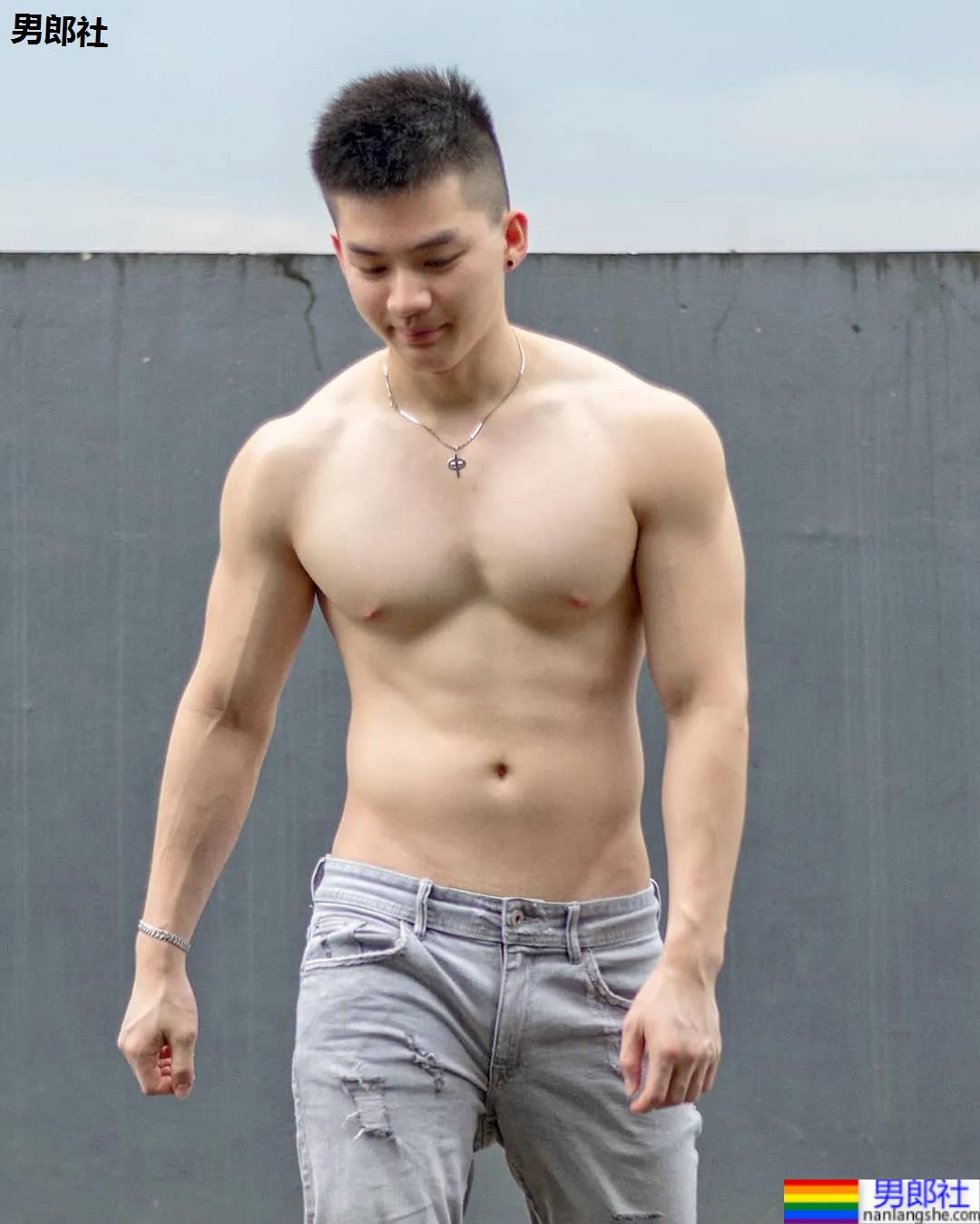 牛奶肌寸头小奶狗换衣被抓拍走红！如今这身材90％的网友都说可！ - 51虹马