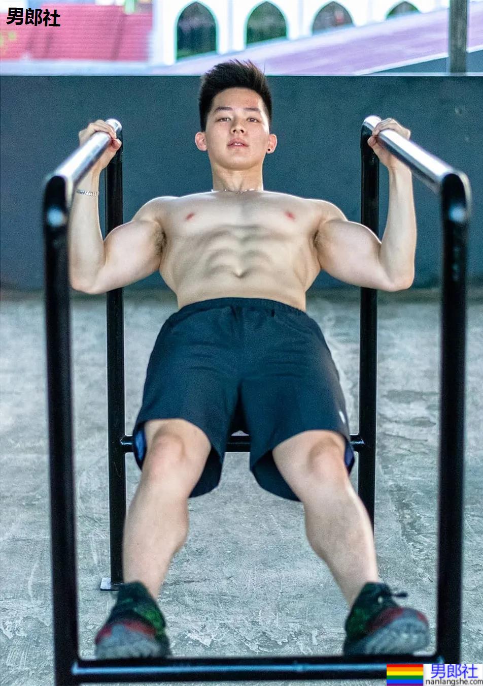 牛奶肌寸头小奶狗换衣被抓拍走红！如今这身材90％的网友都说可！ - 51虹马