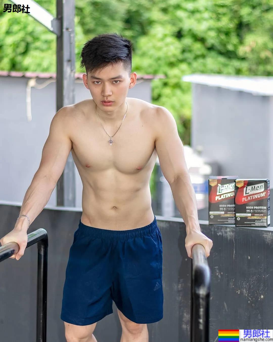 牛奶肌寸头小奶狗换衣被抓拍走红！如今这身材90％的网友都说可！ - 51虹马