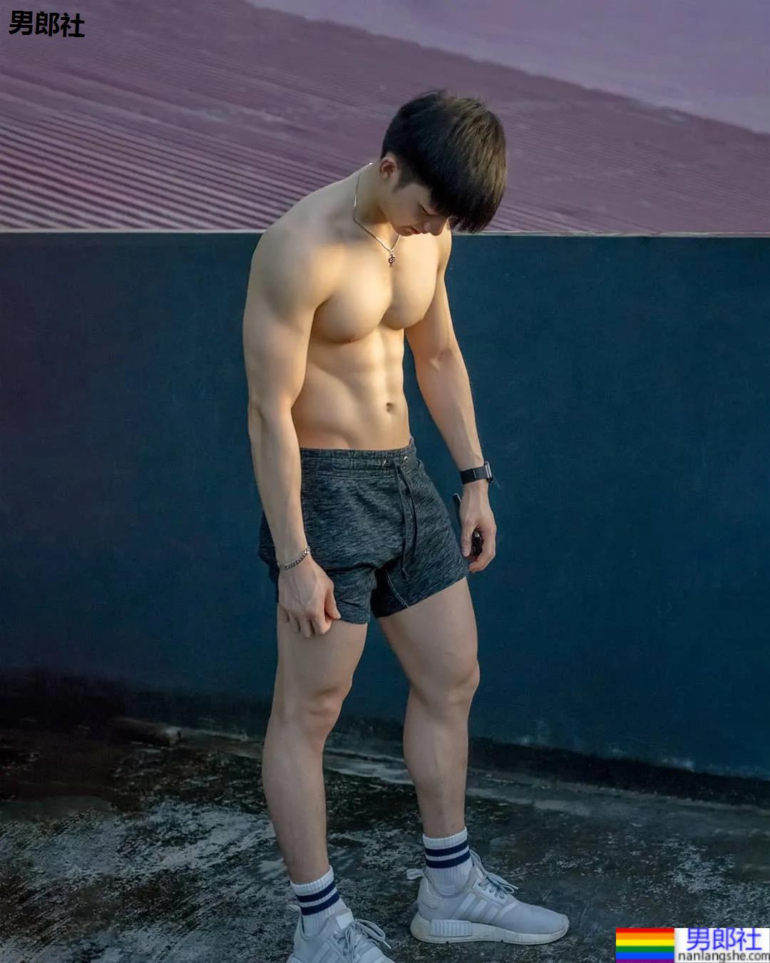 牛奶肌寸头小奶狗换衣被抓拍走红！如今这身材90％的网友都说可！ - 51虹马