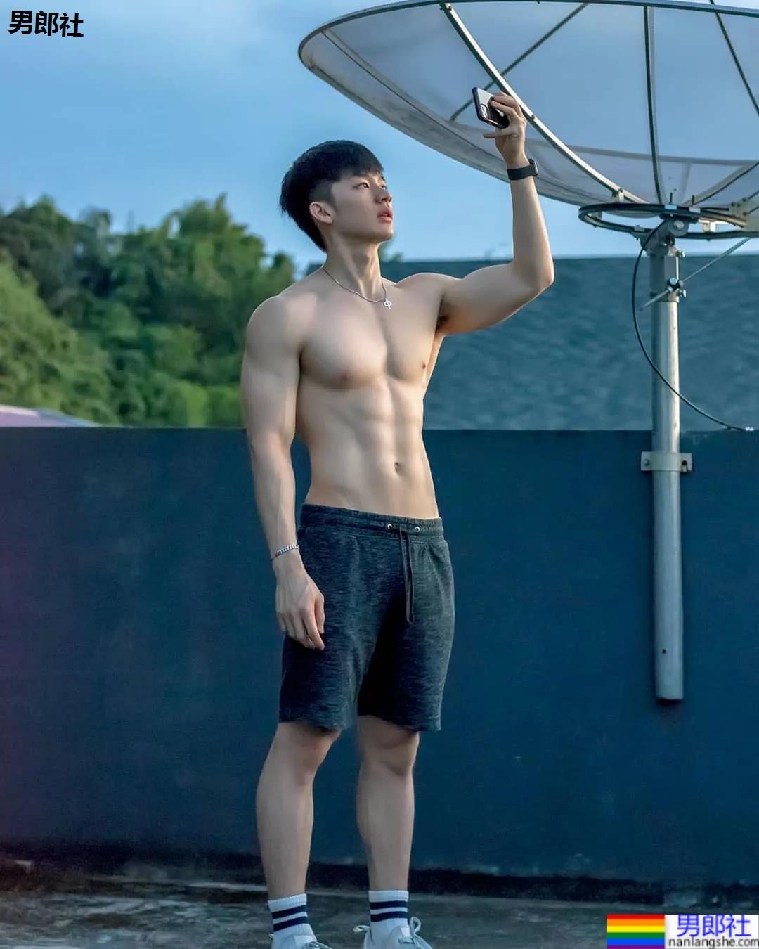 牛奶肌寸头小奶狗换衣被抓拍走红！如今这身材90％的网友都说可！ - 51虹马