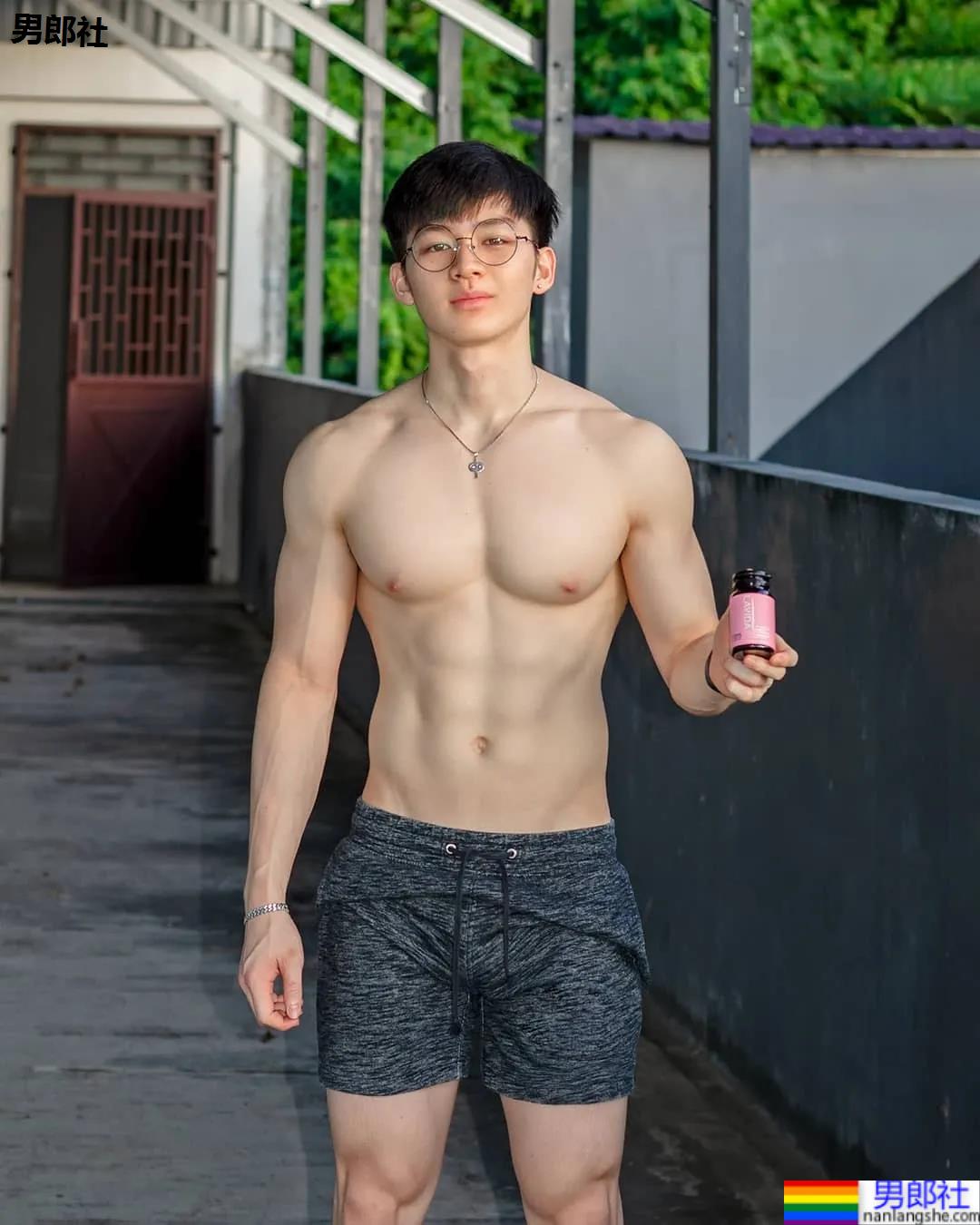 牛奶肌寸头小奶狗换衣被抓拍走红！如今这身材90％的网友都说可！ - 51虹马