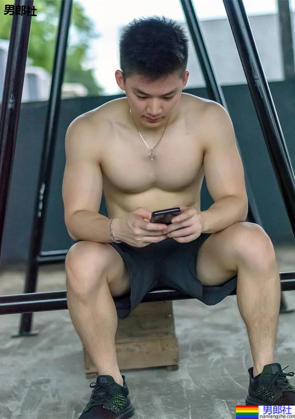 牛奶肌寸头小奶狗换衣被抓拍走红！如今这身材90％的网友都说可！ - 51虹马