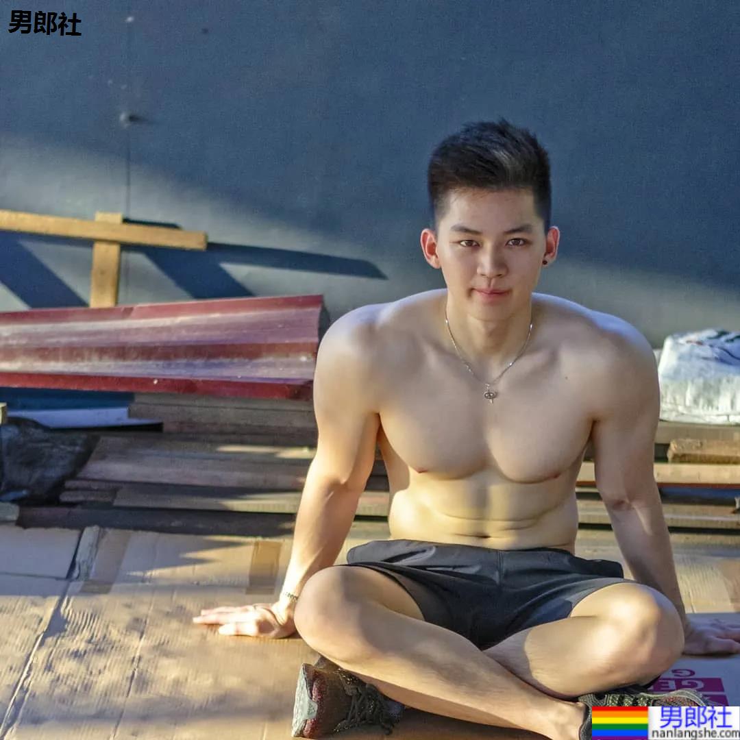 牛奶肌寸头小奶狗换衣被抓拍走红！如今这身材90％的网友都说可！ - 51虹马