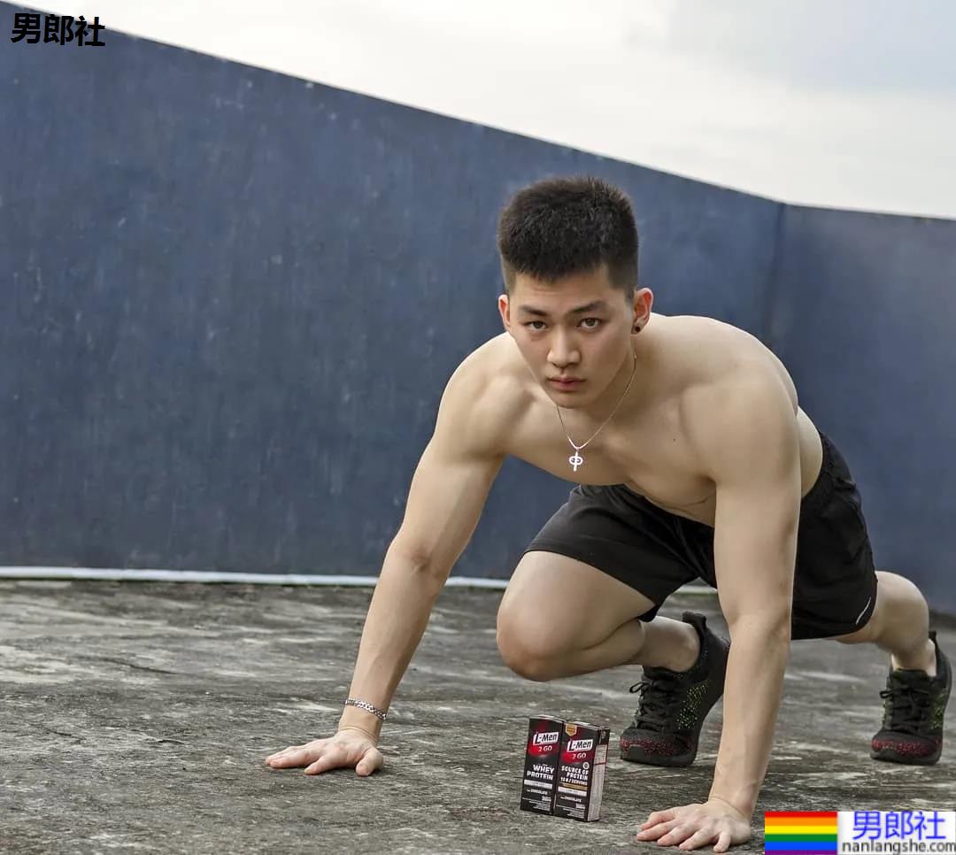 牛奶肌寸头小奶狗换衣被抓拍走红！如今这身材90％的网友都说可！ - 51虹马