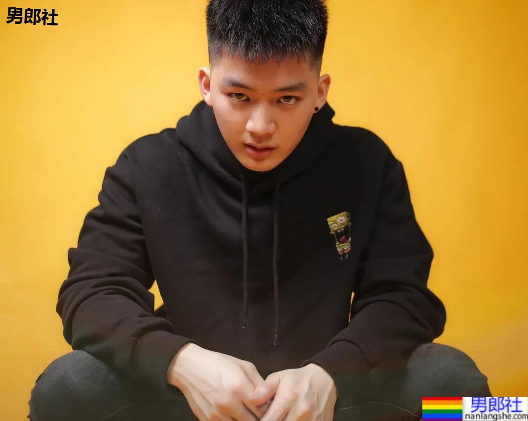 牛奶肌寸头小奶狗换衣被抓拍走红！如今这身材90％的网友都说可！ - 51虹马