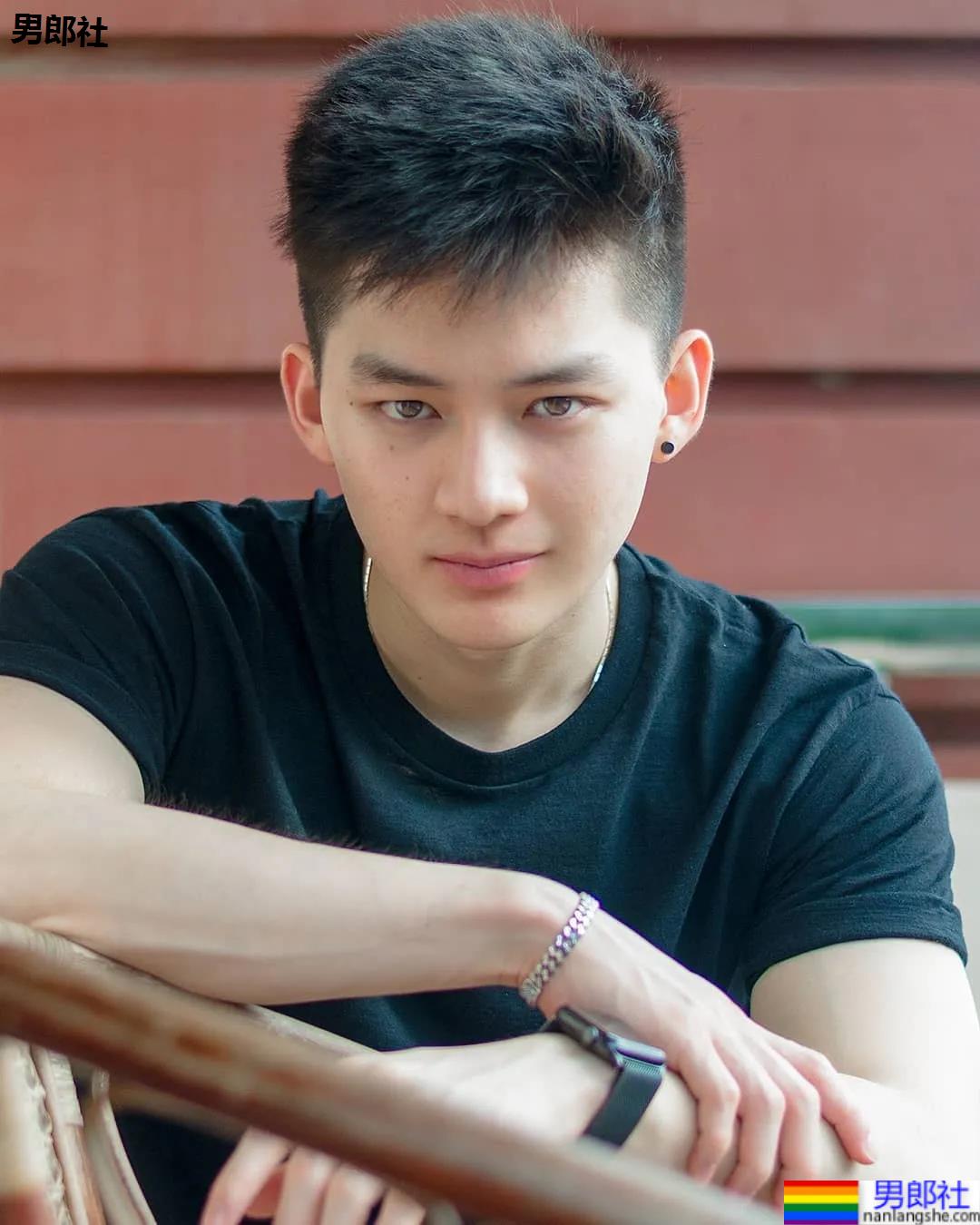 牛奶肌寸头小奶狗换衣被抓拍走红！如今这身材90％的网友都说可！ - 51虹马