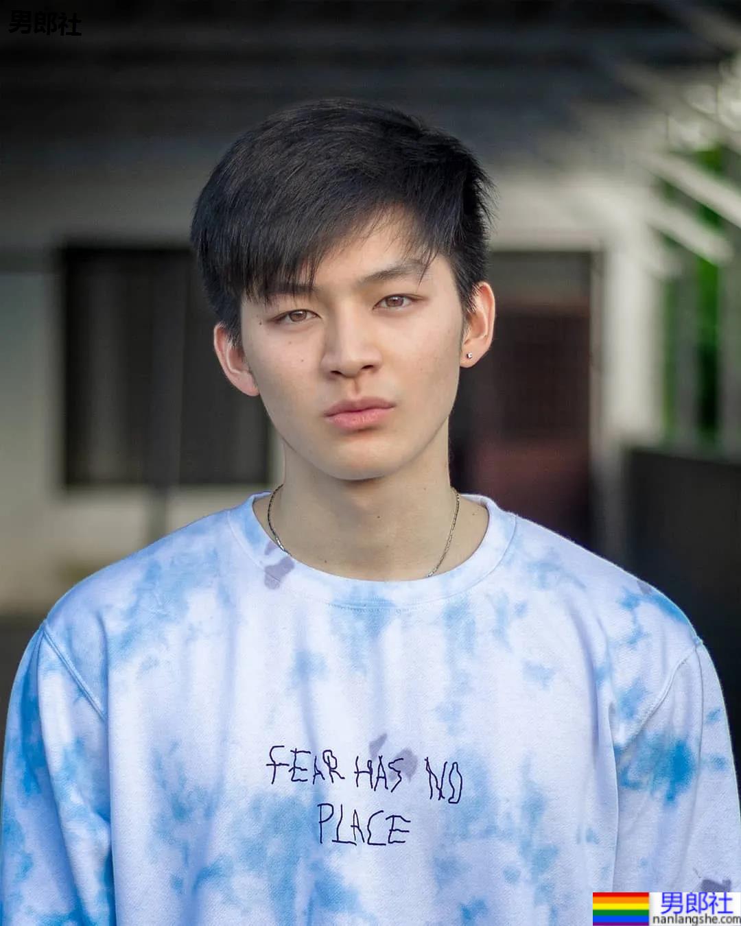 牛奶肌寸头小奶狗换衣被抓拍走红！如今这身材90％的网友都说可！ - 51虹马