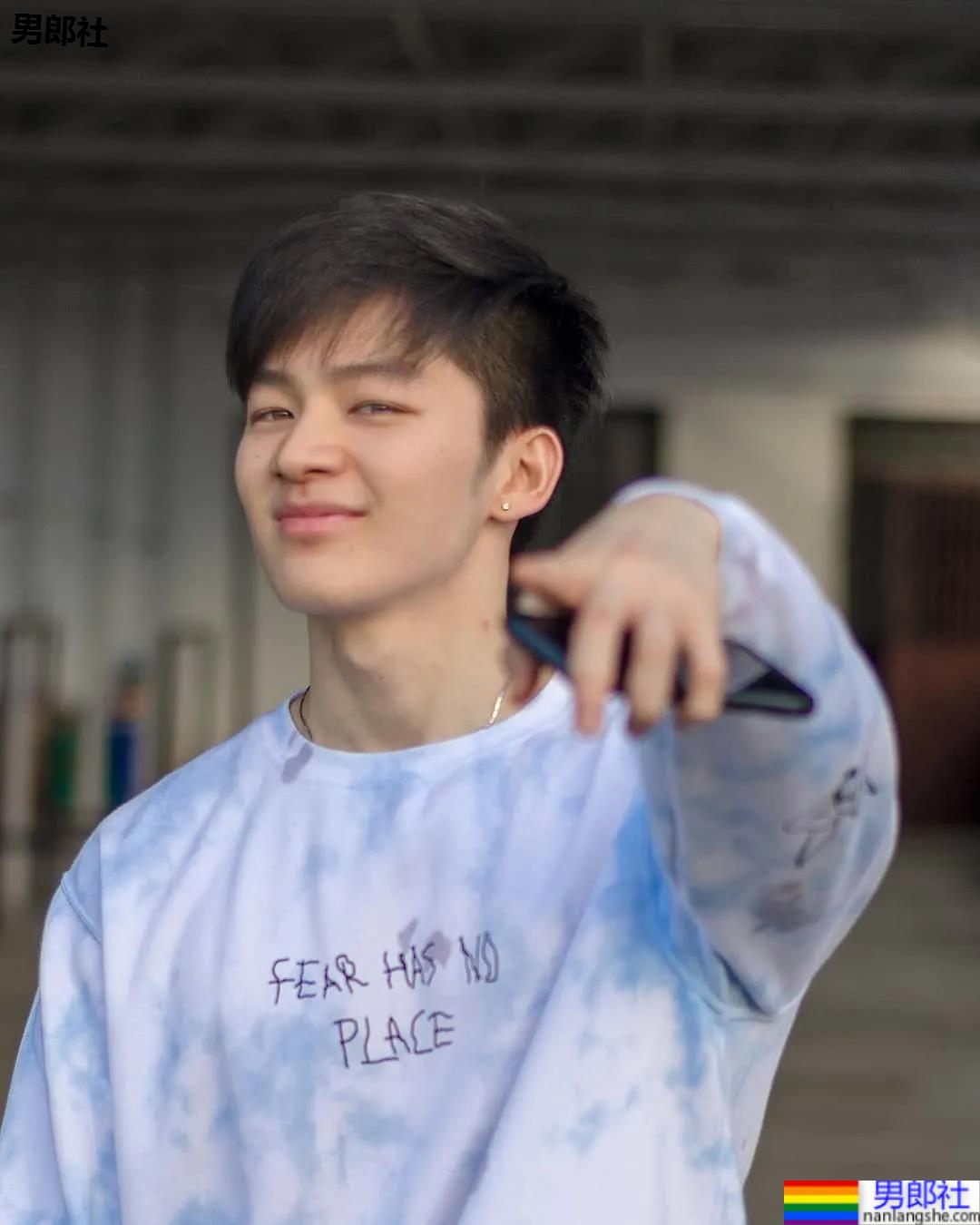 牛奶肌寸头小奶狗换衣被抓拍走红！如今这身材90％的网友都说可！ - 51虹马