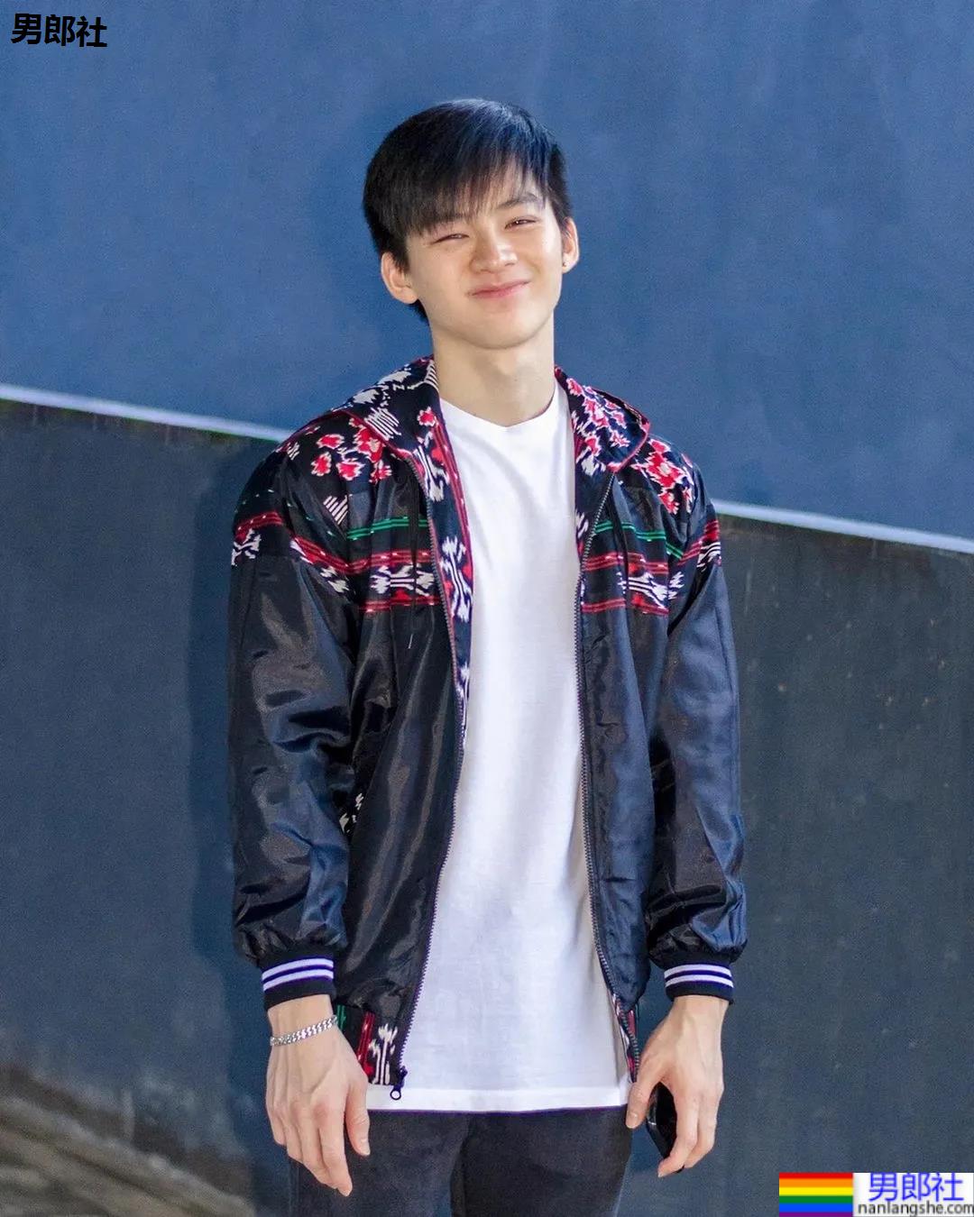 牛奶肌寸头小奶狗换衣被抓拍走红！如今这身材90％的网友都说可！ - 51虹马