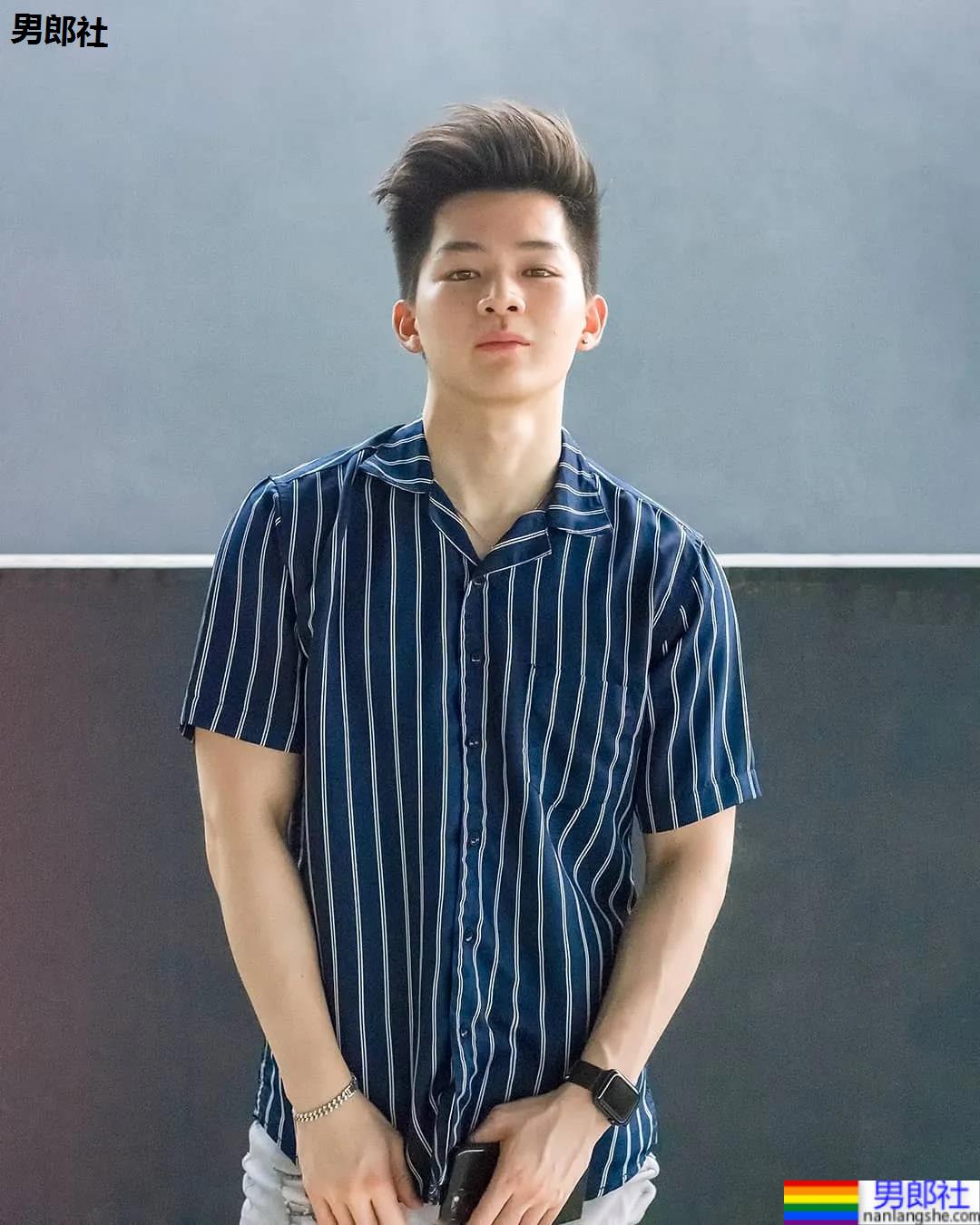 牛奶肌寸头小奶狗换衣被抓拍走红！如今这身材90％的网友都说可！ - 51虹马