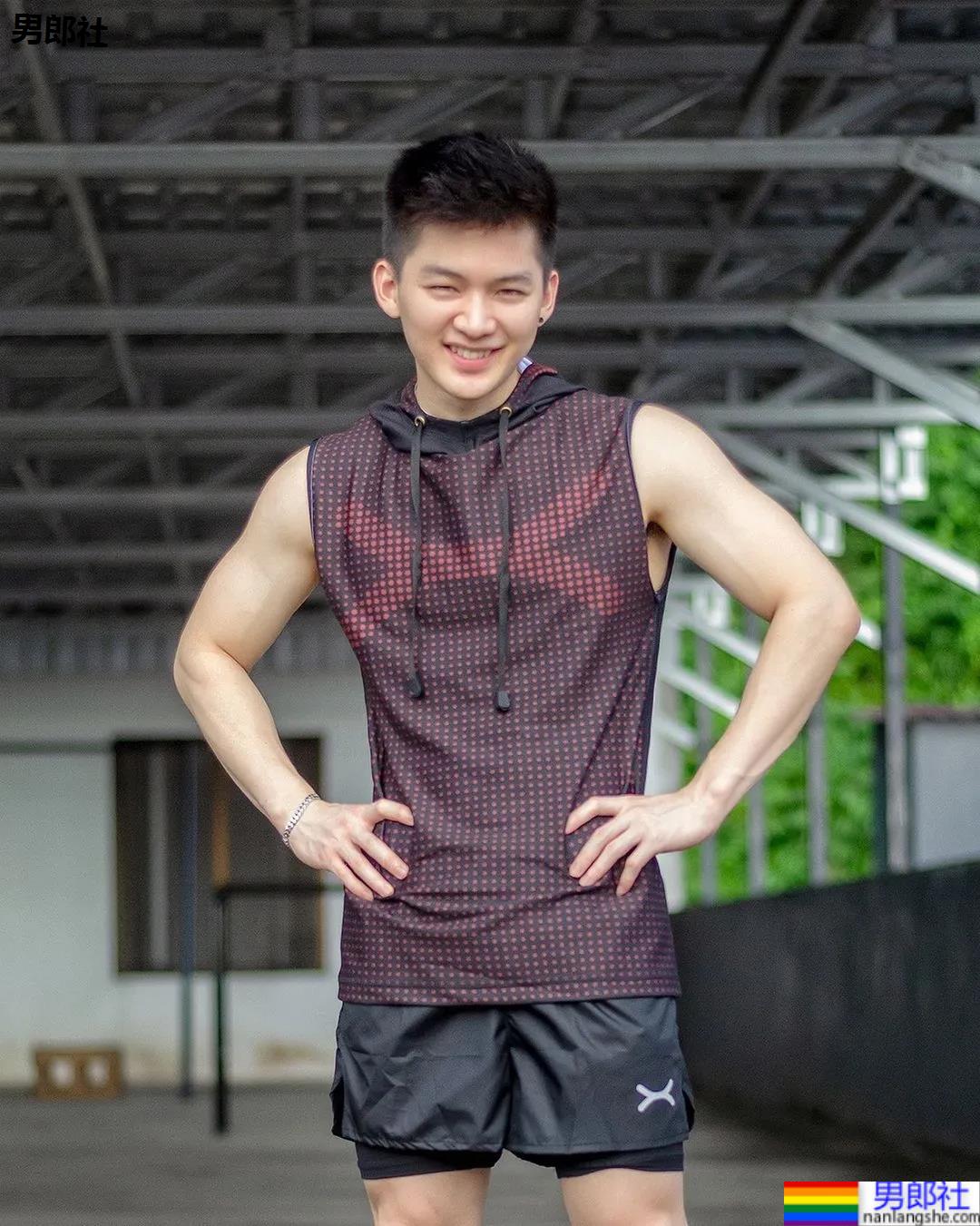 牛奶肌寸头小奶狗换衣被抓拍走红！如今这身材90％的网友都说可！ - 51虹马