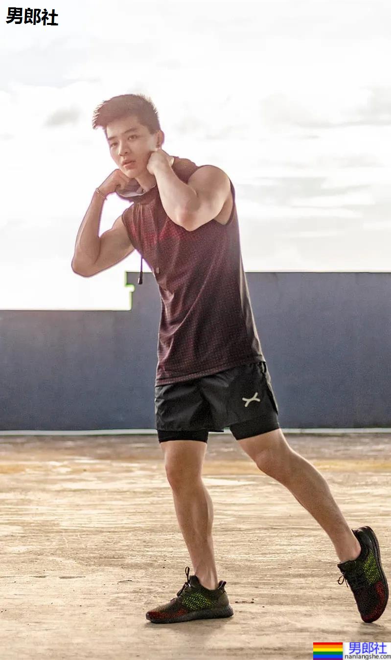 牛奶肌寸头小奶狗换衣被抓拍走红！如今这身材90％的网友都说可！ - 51虹马