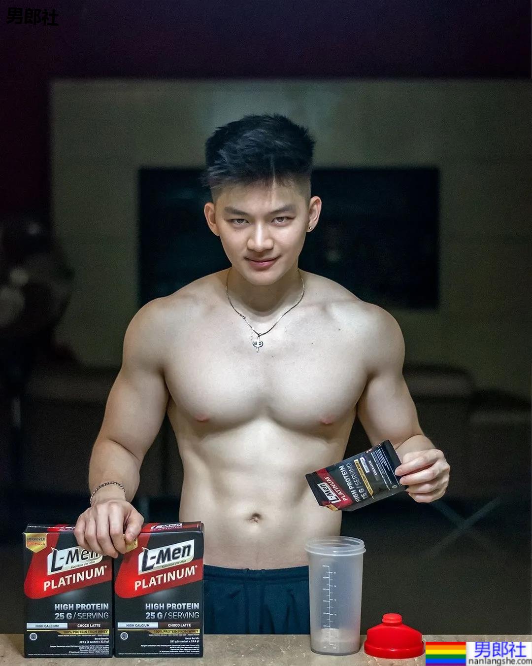 牛奶肌寸头小奶狗换衣被抓拍走红！如今这身材90％的网友都说可！ - 51虹马