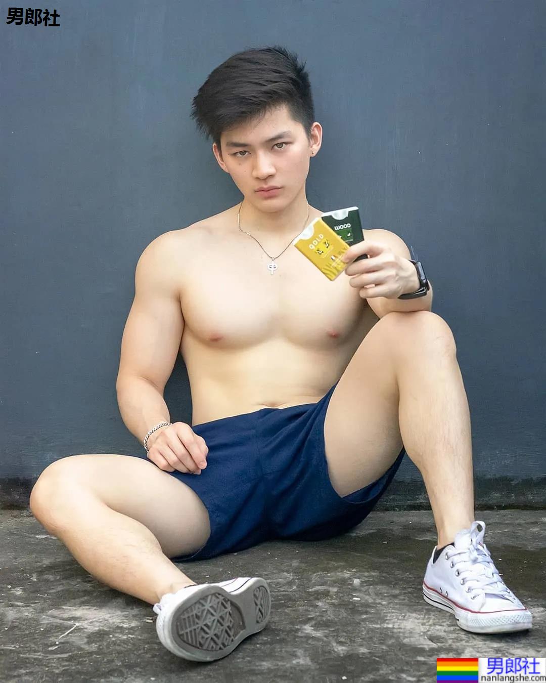 牛奶肌寸头小奶狗换衣被抓拍走红！如今这身材90％的网友都说可！ - 51虹马