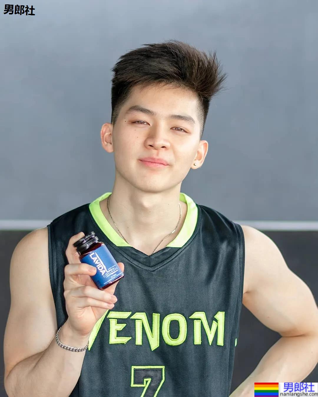 牛奶肌寸头小奶狗换衣被抓拍走红！如今这身材90％的网友都说可！ - 51虹马