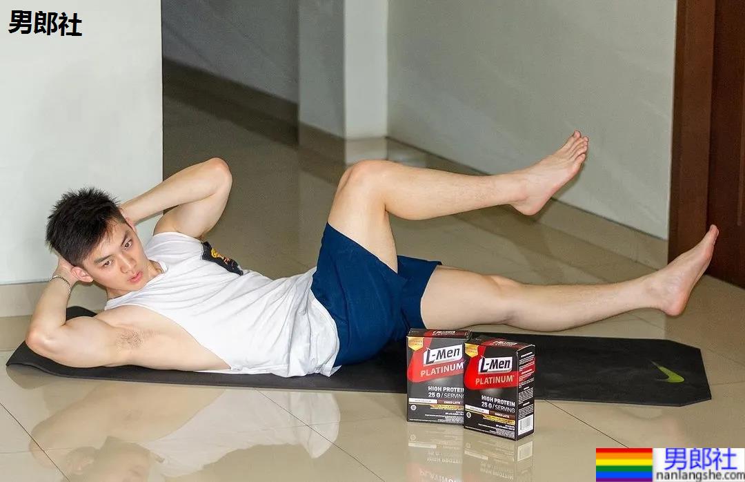 牛奶肌寸头小奶狗换衣被抓拍走红！如今这身材90％的网友都说可！ - 51虹马