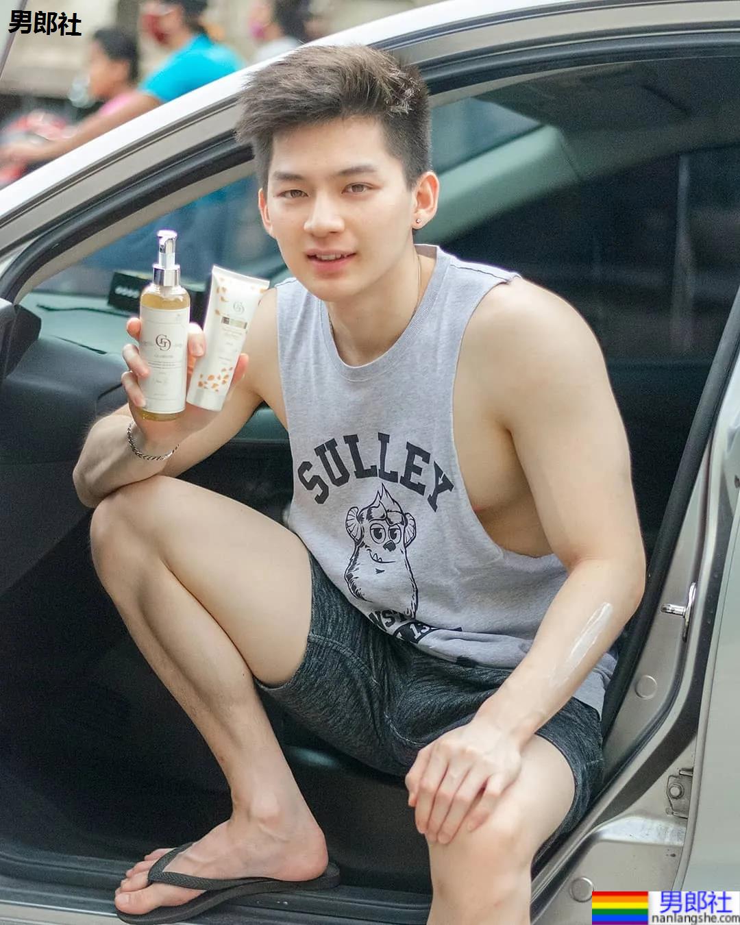 牛奶肌寸头小奶狗换衣被抓拍走红！如今这身材90％的网友都说可！ - 51虹马