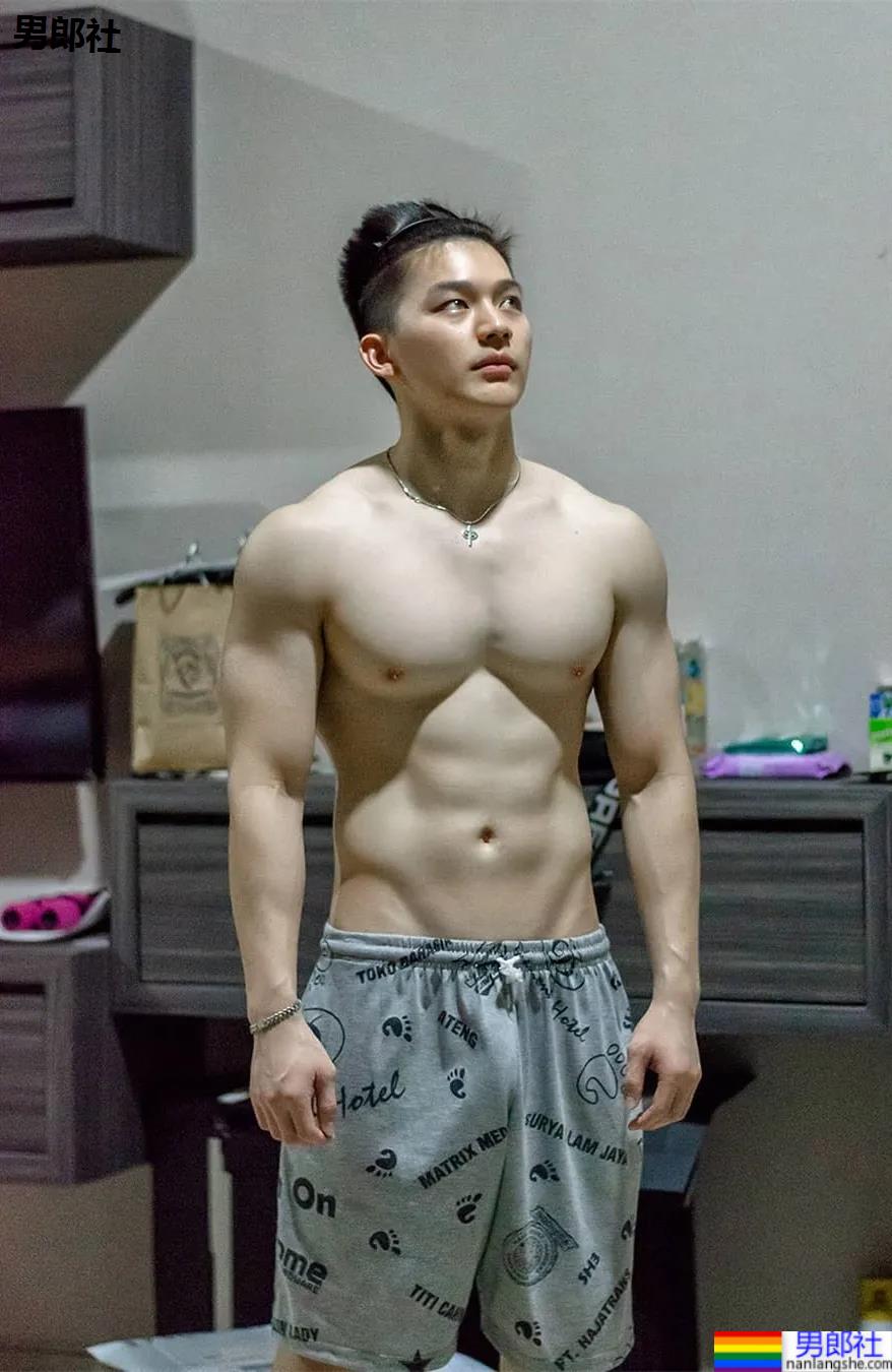 牛奶肌寸头小奶狗换衣被抓拍走红！如今这身材90％的网友都说可！ - 51虹马