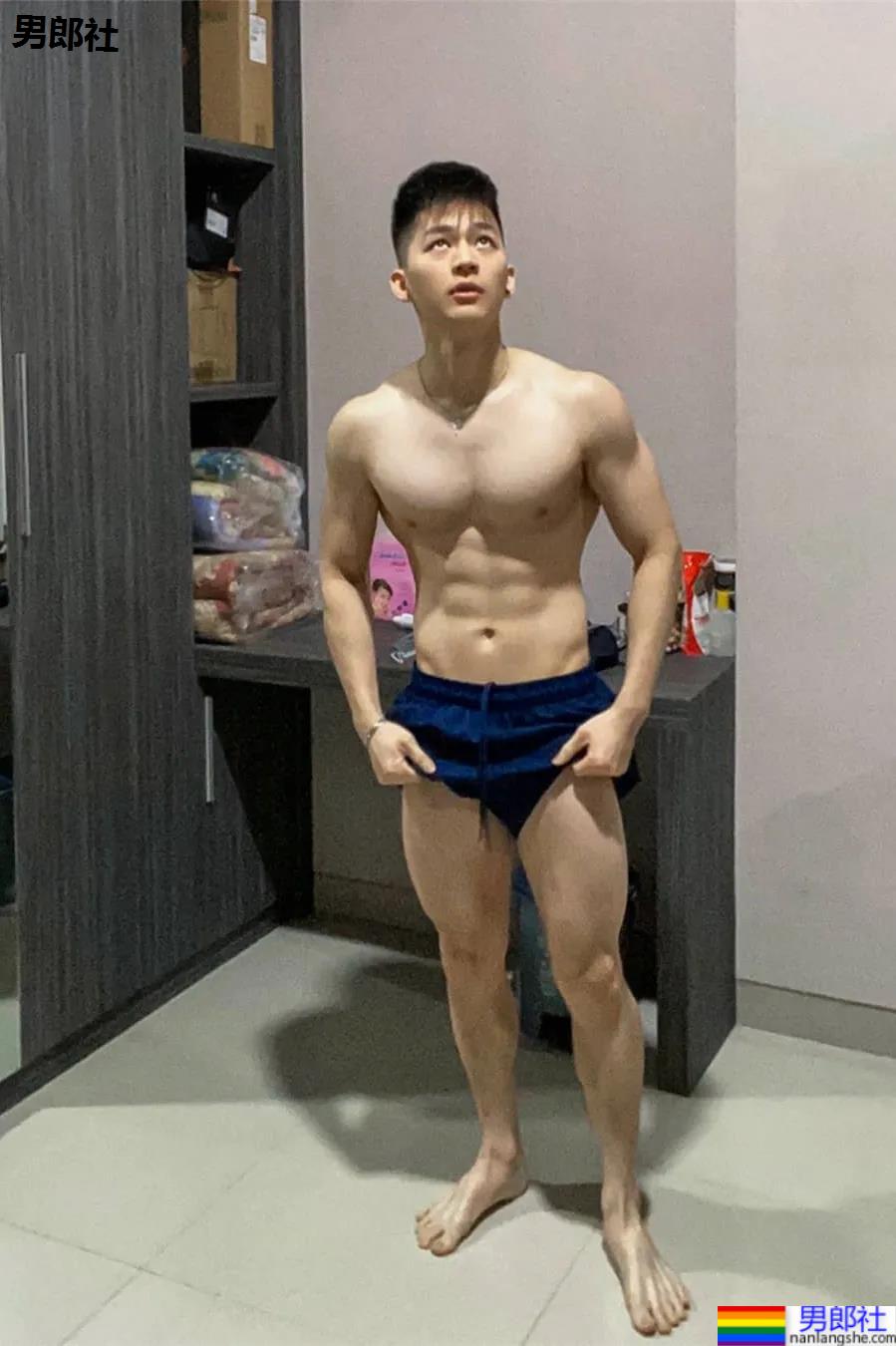 牛奶肌寸头小奶狗换衣被抓拍走红！如今这身材90％的网友都说可！ - 51虹马