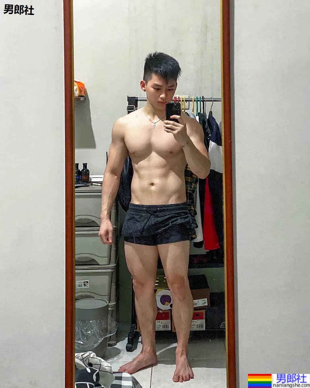 牛奶肌寸头小奶狗换衣被抓拍走红！如今这身材90％的网友都说可！ - 51虹马