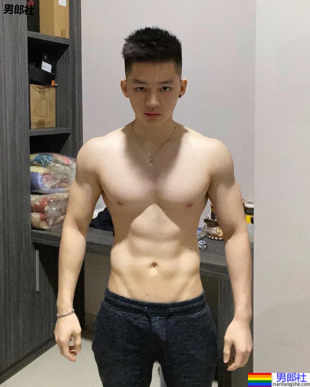 牛奶肌寸头小奶狗换衣被抓拍走红！如今这身材90％的网友都说可！ - 51虹马