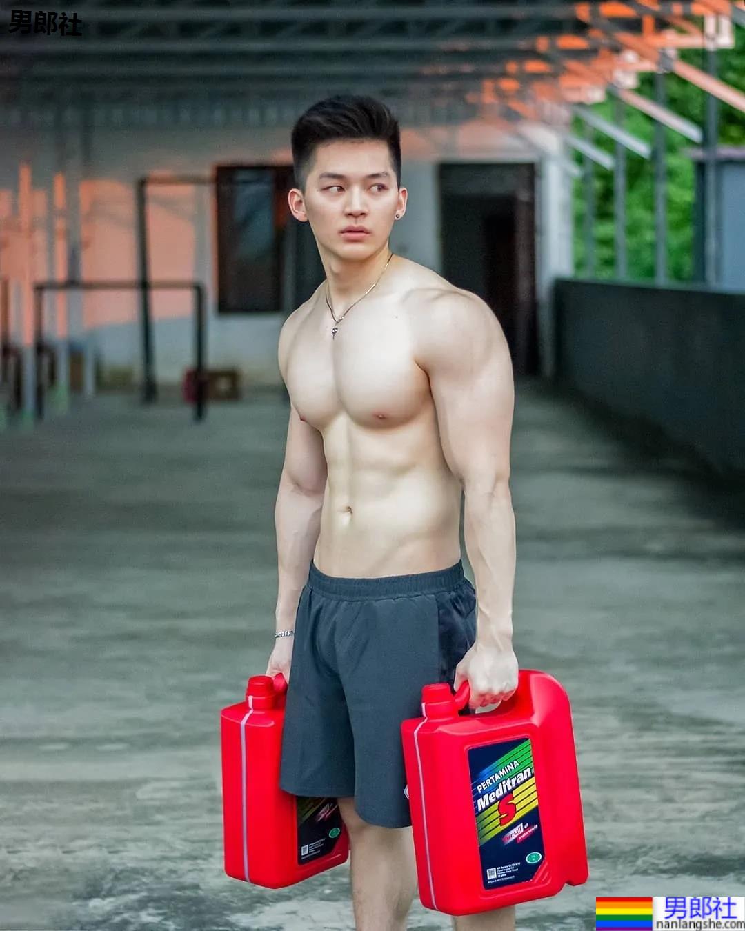 牛奶肌寸头小奶狗换衣被抓拍走红！如今这身材90％的网友都说可！ - 51虹马