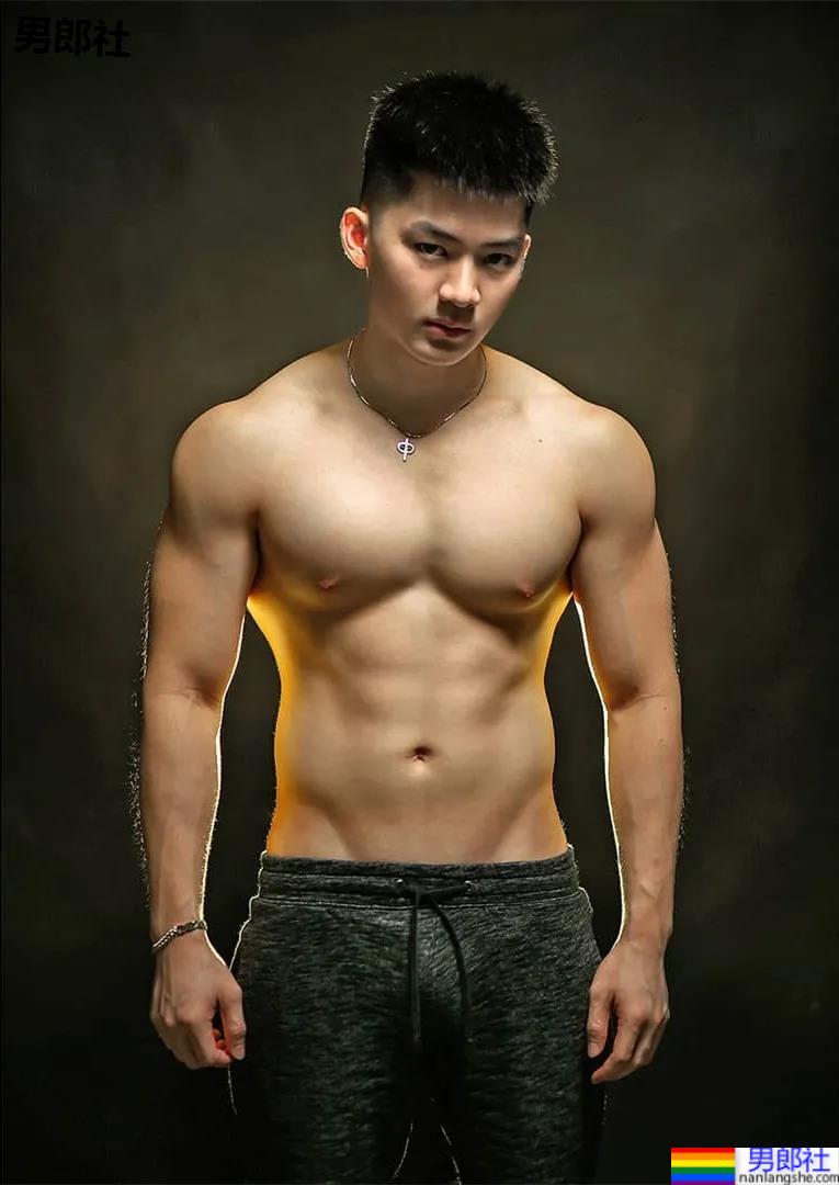 牛奶肌寸头小奶狗换衣被抓拍走红！如今这身材90％的网友都说可！ - 51虹马