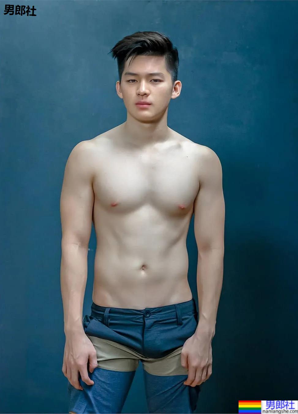 牛奶肌寸头小奶狗换衣被抓拍走红！如今这身材90％的网友都说可！ - 51虹马