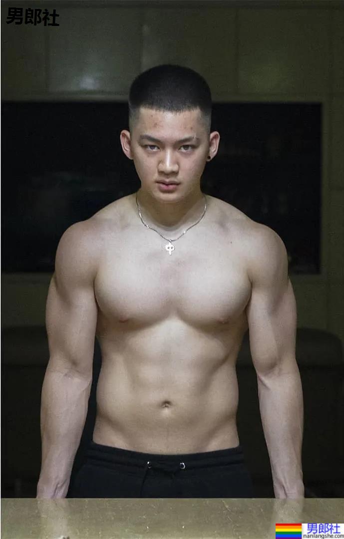 牛奶肌寸头小奶狗换衣被抓拍走红！如今这身材90％的网友都说可！ - 51虹马