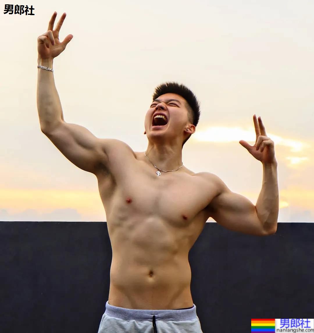 牛奶肌寸头小奶狗换衣被抓拍走红！如今这身材90％的网友都说可！ - 51虹马